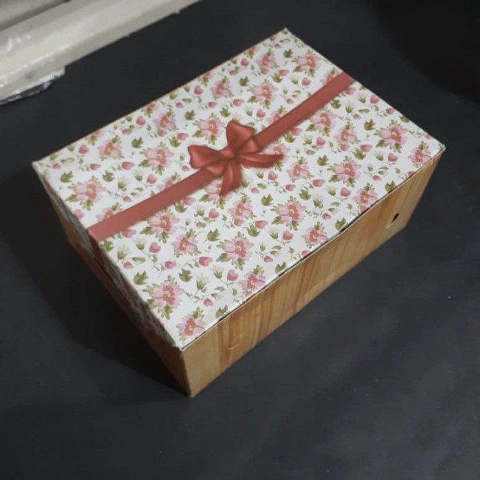 

Dus/Box Kue Motif Pita Uk 12X16,Tinggi 7 Cm,Jual Per 100 Pcs 056