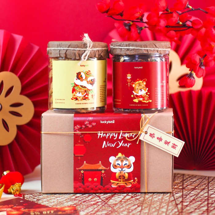 

Hampers Imlek (SET A) - Cookies 2 Jar + FREE Greeting Card + Pita - BARU
