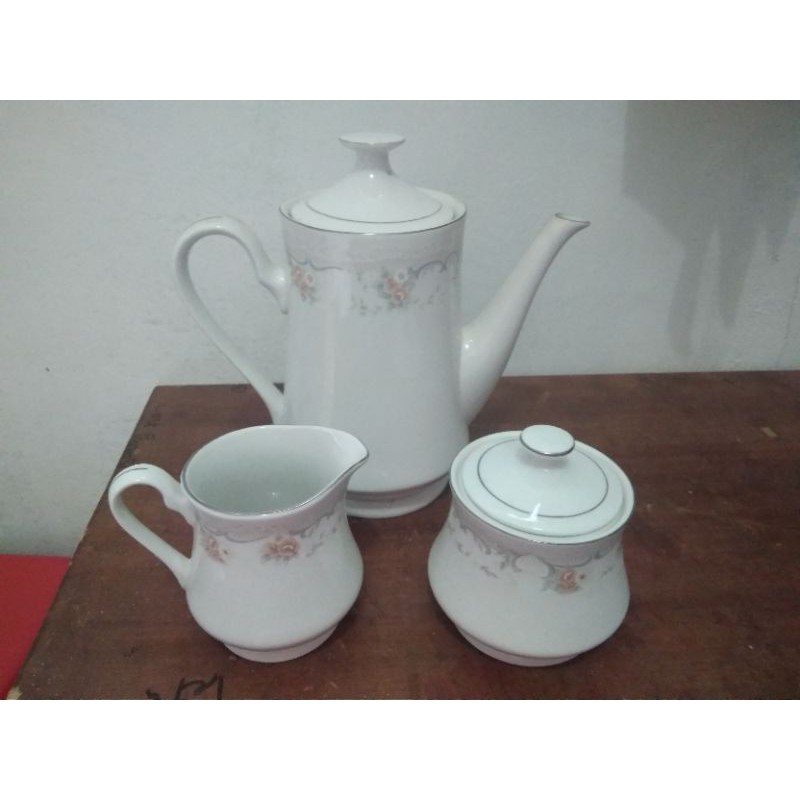 Set cangkir kopi/teh dengan teko