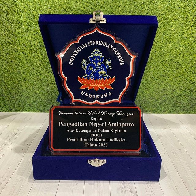 

CINDERAMATA KKN PPL PLP PLAKAT KENANG KENANGAN LEMBAGA KAMPUS PLAKAT AKRILIK (INCLUDE BOX BLUDRU)