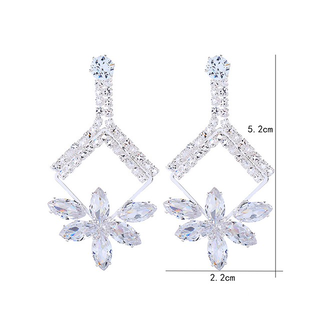 LRC Anting Tusuk Fashion White Alloy Flower Crystal Diamond Gemstone Earrings D28730
