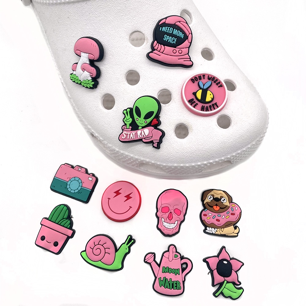 Jibbitz kartun shoe charms Crocs Pin Gesper Sepatu Sandal Motif Kartun smiley face / Tengkorak / alien DIY imut Bahan decorate Lubang Sepatu accessories