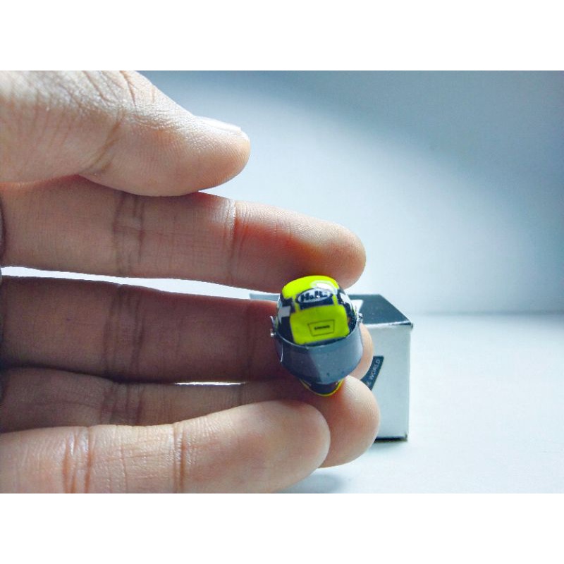 miniatur helm Andrea Iannone skala 1:18