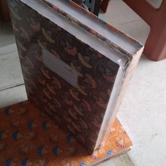 

UKRION-Buku hard cover folio 300 1 pcs