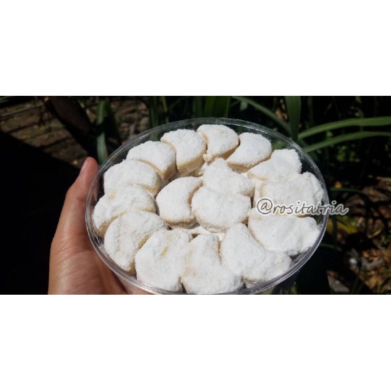 

kue kering putri salju / snow wite dibuat dri bahan dengan kualitas terbaik