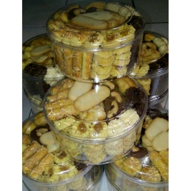 

Menjual Aneka Kue Lebaran