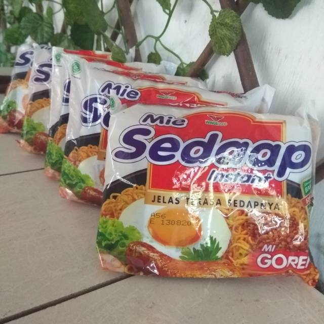 

Mie goreng instant Sedaap goreng dengan bawang renyah