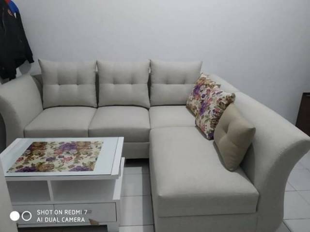 Sofa L putus set dengan meja putih