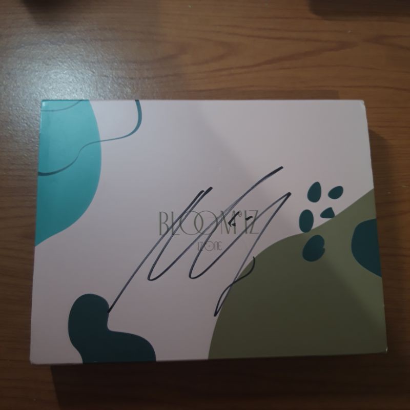 IZONE BLOOMIZ MINJU SIGNED ALBUM ONLY