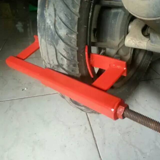 Alat bantu press ban tubless