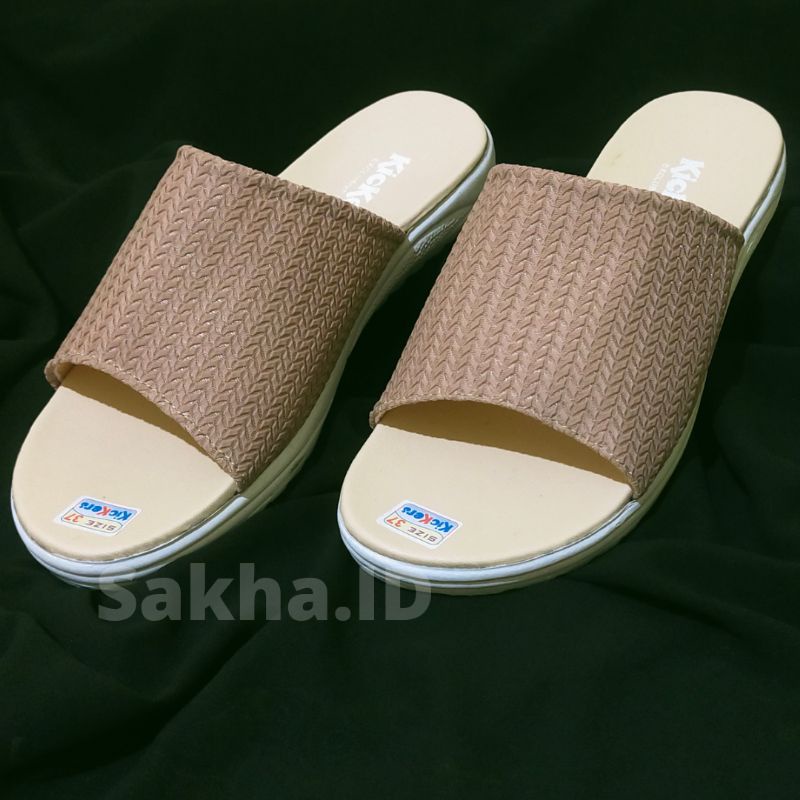 SANDAL RAJUT TERLARIS KICKERS SLOP WANITA