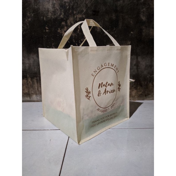 

Tas Berkat Tas Hajatan Tas Haul Sablon 2 sisi ukuran Tinggi 30 Lebar 26 Alas 26