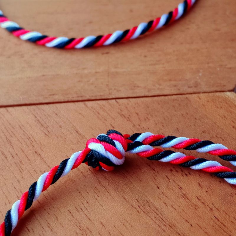 Gelang Tridatu Sliding Knot / Gelang Tridatu Knot / Gelang Asli Bali / Gelang Tali Tridatu / Oleh Oleh Khas Bali / Gelang Tridatu Murah / Gelang Cowok Custom / Gelang Pria / Gelang Pria Murah / Gelang Cowok / Gelang Tridatu Pasupati Bali / Craft Dewata