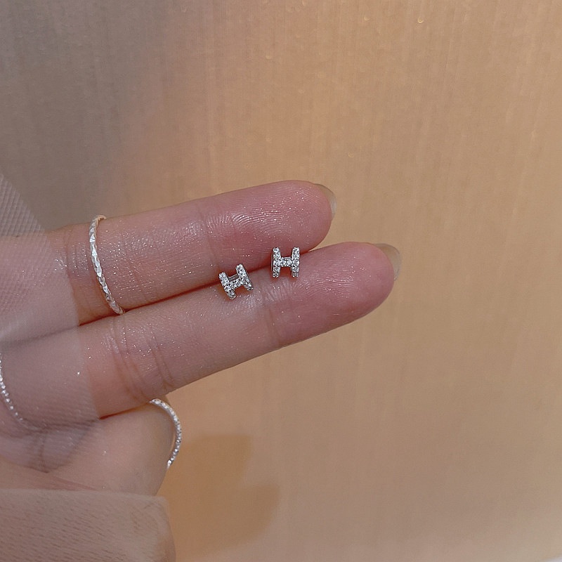 Anting Tusuk Motif Tulisan Hias Berlian Imitasi Bahan Titanium Steel Warna Silver / Gold Untuk Wanita