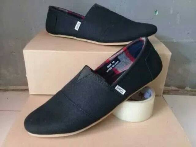 sepatu slip on tom