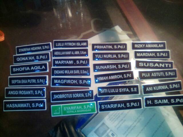 

Name tag murah / papan nama akrilik