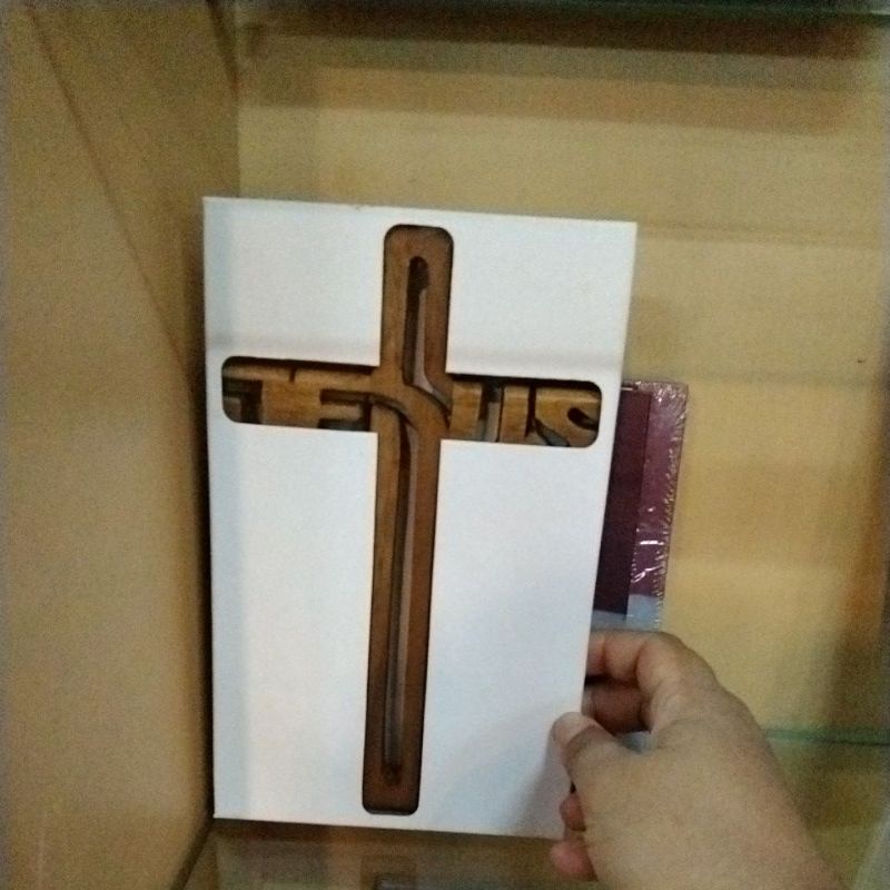 pajangan kayu salib yesus