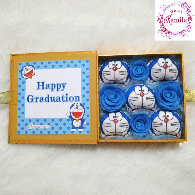 Buket box flower bunga mawar flanel dan boneka Doraemon kado hadiah ultah wisuda aniv valentine