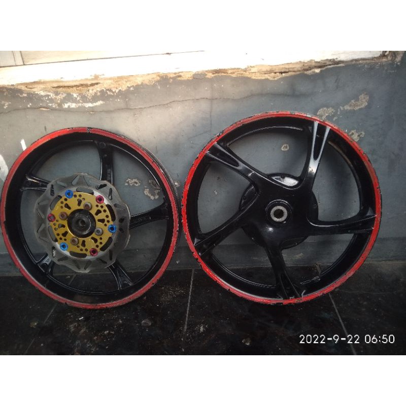 velg racing Mio sporty,Mio lama,Mio soul karbulator.barang second original lepasan motor.tidak oleng/megol.komplit Ama piringan depan variasi.