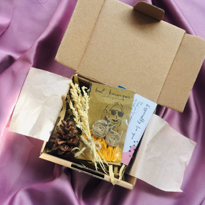 

Gift Box | Hampers Mini | Kado Wisuda | Kado Ulang Tahun | Souvenir