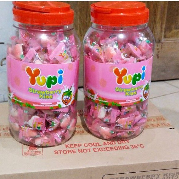 

Yupi Strawberry Kiss Jar 300 gr