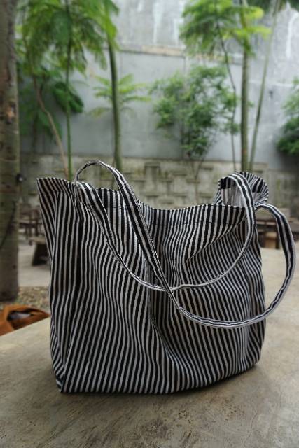 NUDIE BAG / TOTEBAG MOTIF STRIPE BLACK MAGNET