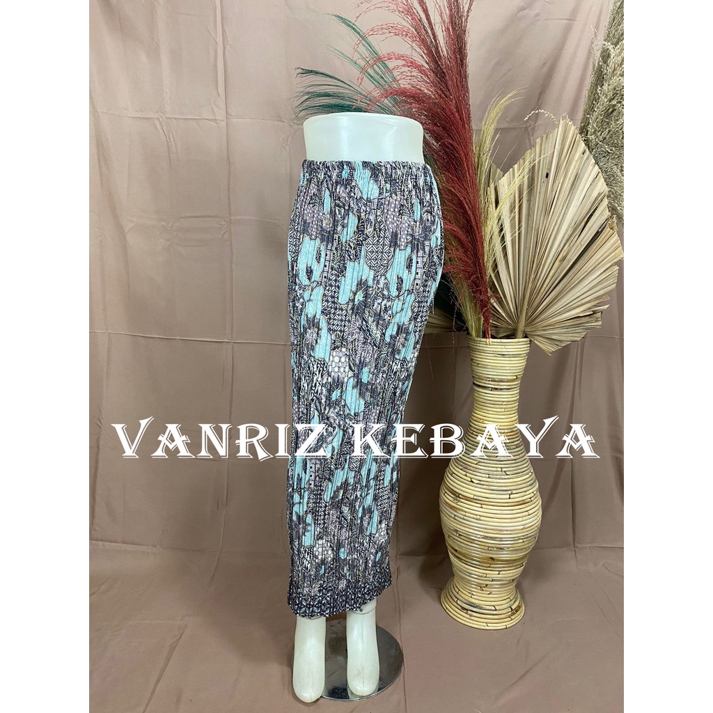 Vanriz Kebaya-Rok Plisket Batik Kebaya