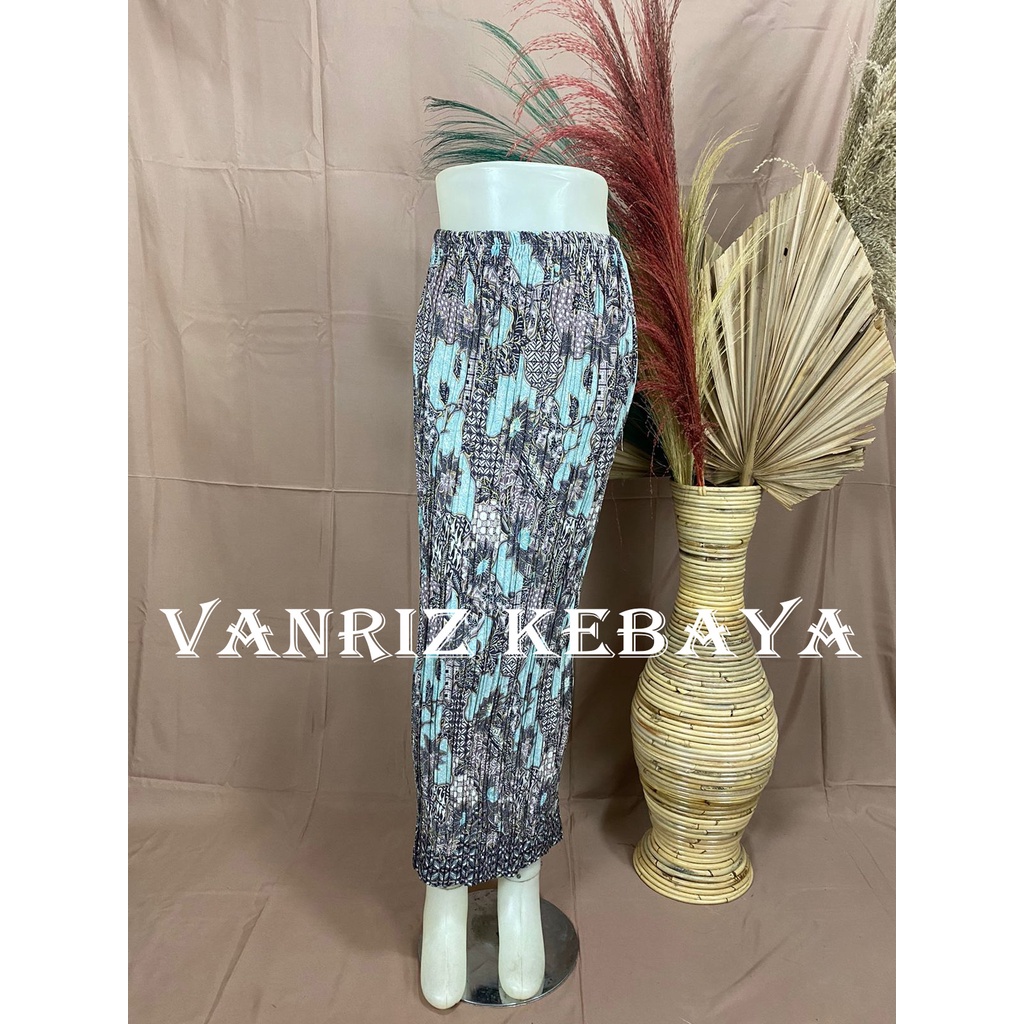 Vanriz Kebaya-Rok Plisket Batik Kebaya