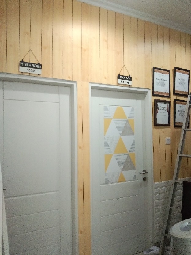 Wallpaper Sticker Dinding Kayu Kuning