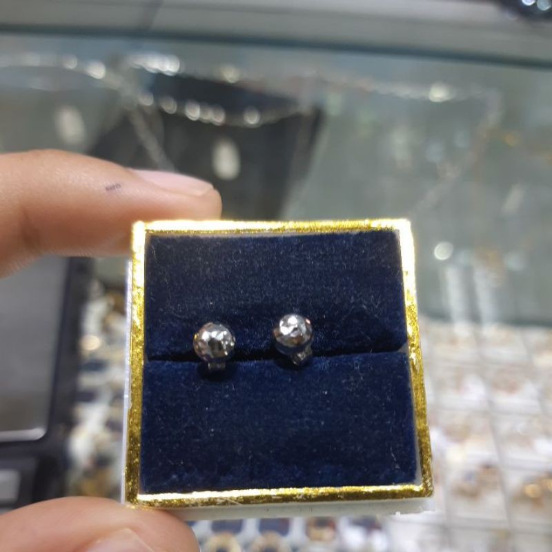 Giwang pentul emas putih