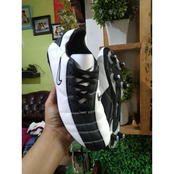 sepatu sepak bola tali miring pul 6 baut kulit sapi asli