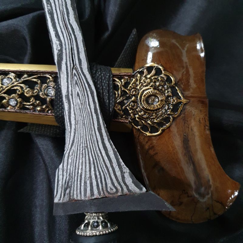 Keris Patrem Brojol Pamor Junjung Derajat Istimewa