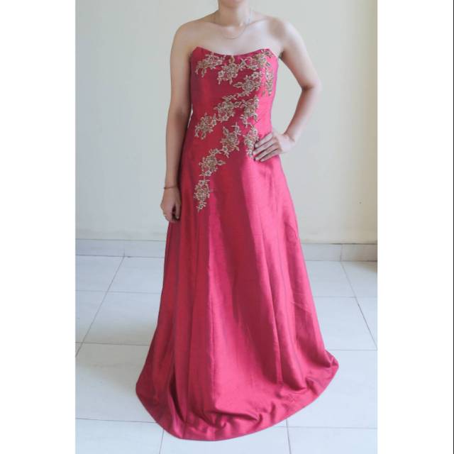 Gaun pesta merah maroon