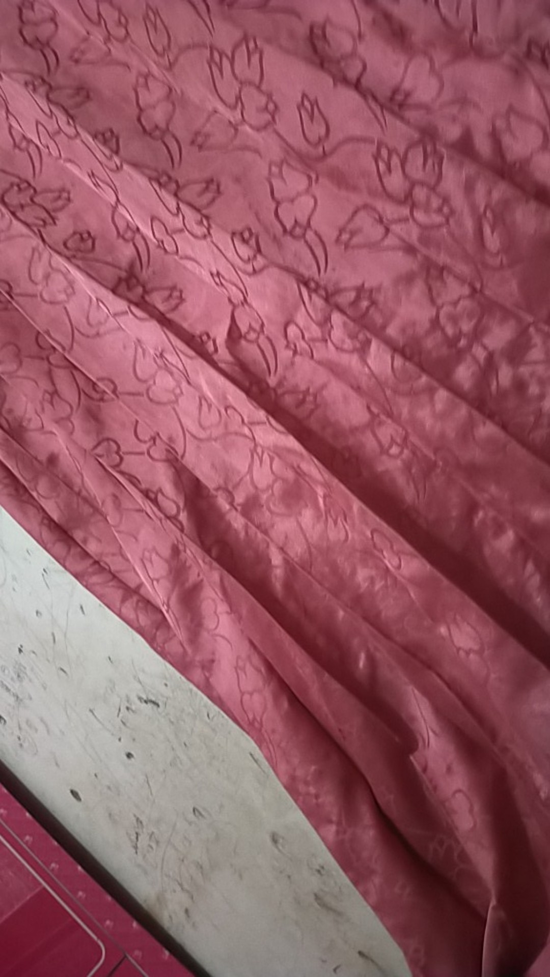 Sprei Rumbai Motif Bunga Merah