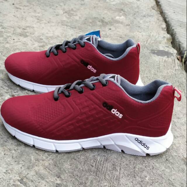 Sepatu running adidas merah