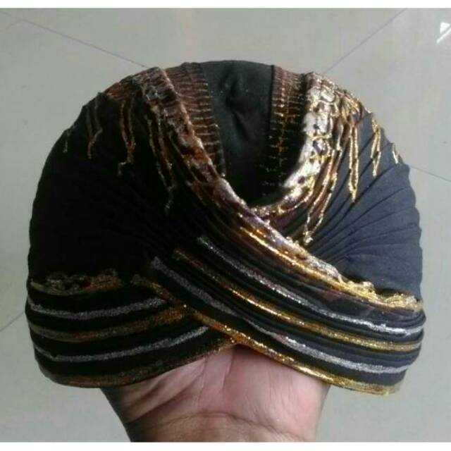 Blangkon prada emas