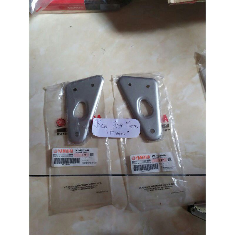 kuping kupingan dudukan lampu yamaha vixion old bulat 1set asli (kiri kanan)