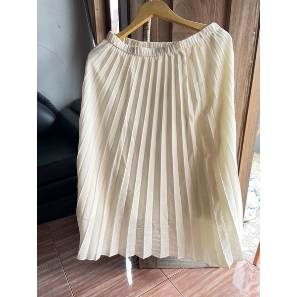 PRELOVED NEVER WORN Uniqlo Pleated Skirt Rok plisket broken white 3/4 original