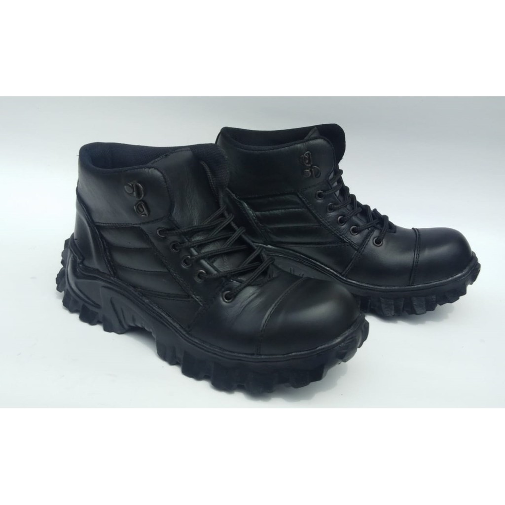 Sepatu Boots Safety Bahan kulit Merk Kickers ARMOR