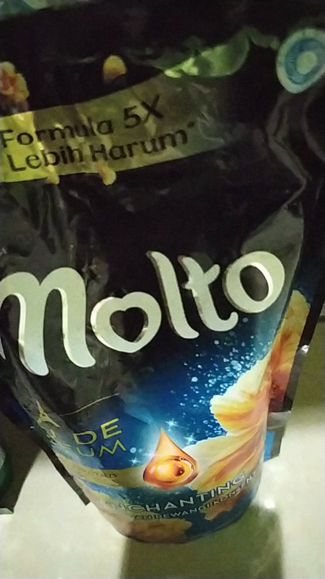 Molto Pewangi Dan Pelembut Pakaian