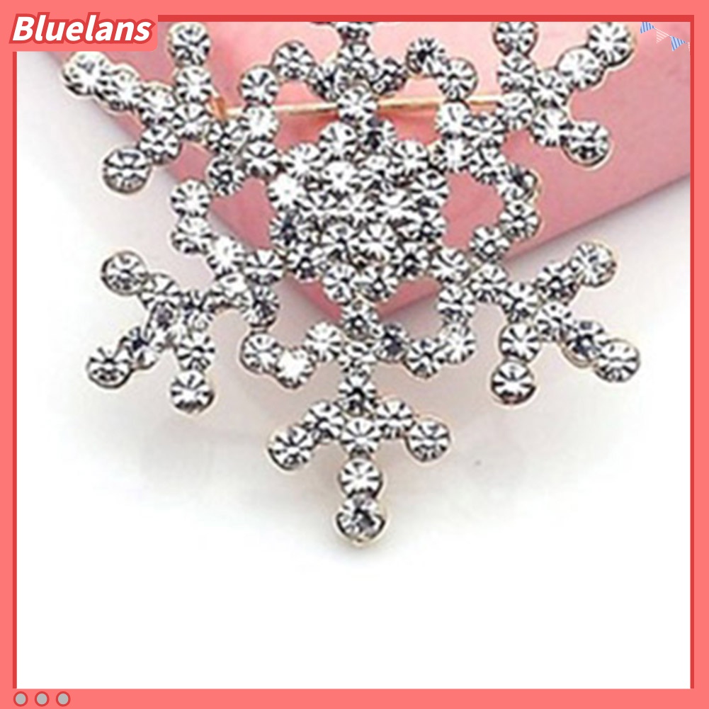 Pin Bros Bentuk Snowflake Aksen Berlian Imitasi Warna Silver Untuk Hadiah Natal