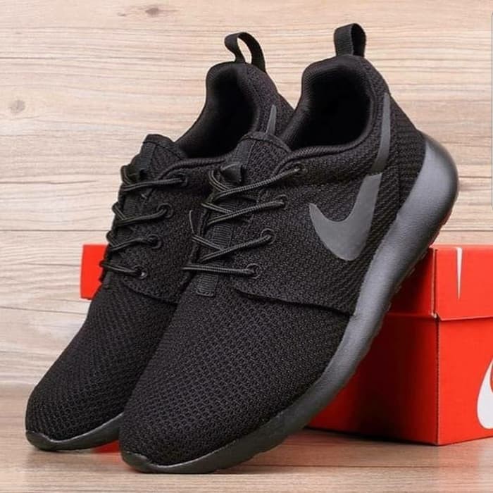 nike roshe run full black