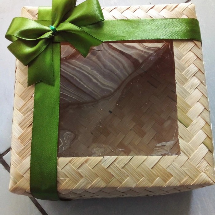 

Besek Mika Pita Hijau | box keranjang bambu box hantaran | tempat wajik kemasan | hampers makanan | seserahan unik | hampers bambu | wadah kue kering | wadah buah | wadah seserahan | gift box | hand made