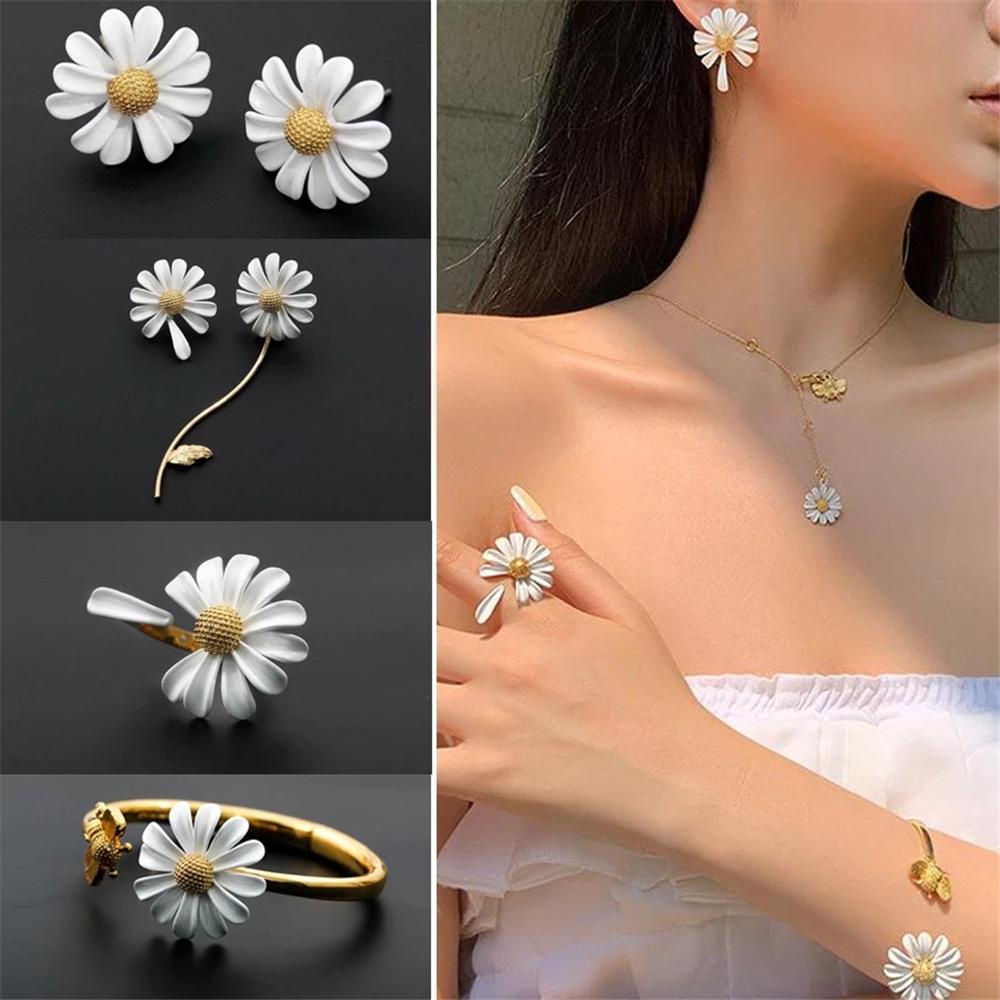 Lily Ear Stud Wanita Gadis Asimetris Daisy Manis Gelang