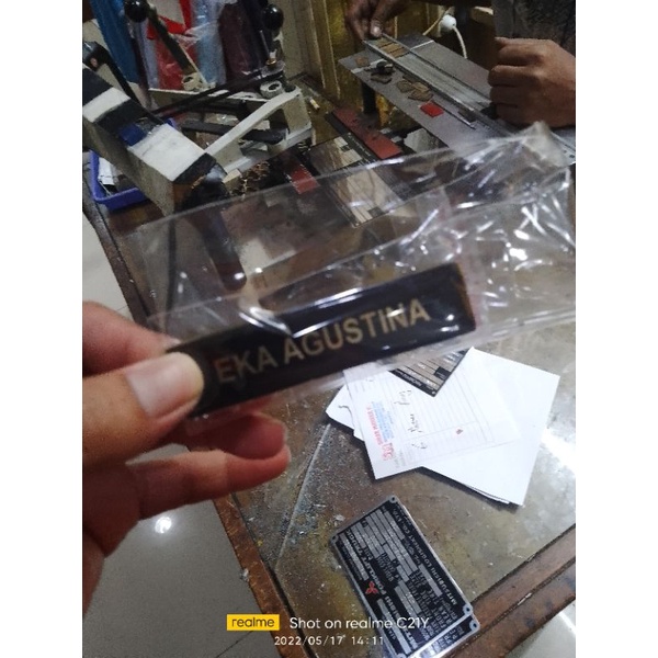 

Name tag Kuningan resin