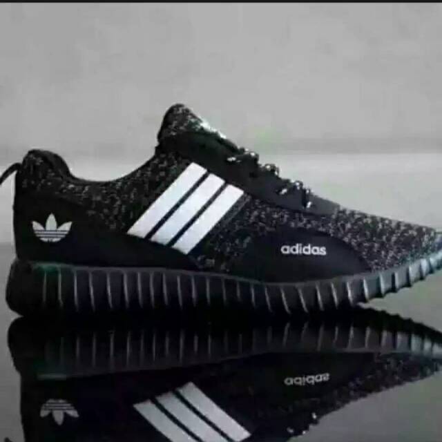 Sepatu Pria Sneakers Yezzy Garis 3