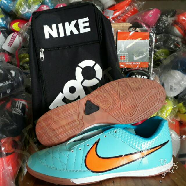 Paket komplit sepatu futsal tas,kaos kaki,deker