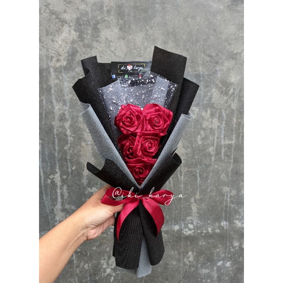 buket bunga satin /buket bunga wisuda/bunga mawar satin