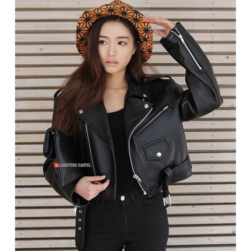 JNK x SLEA - Jaket Kulit Sintetis Crop Top Wanita Faux Synthetic Leather Jacket Cewek Bikers KPOP Korea Style Hijab Sexy Slim Fit Rock N Roll Rocker Model Pendek Perempuan Remaja Dewasa Elegan Premium Original Import Distro Branded Asli Garut 2023 Vintage