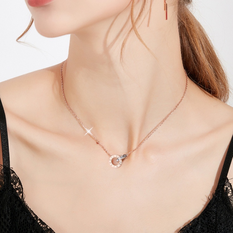 Kalung Rantai Dengan Liontin Cincin Ganda Aksen Berlian Imitasi Warna Rose Gold